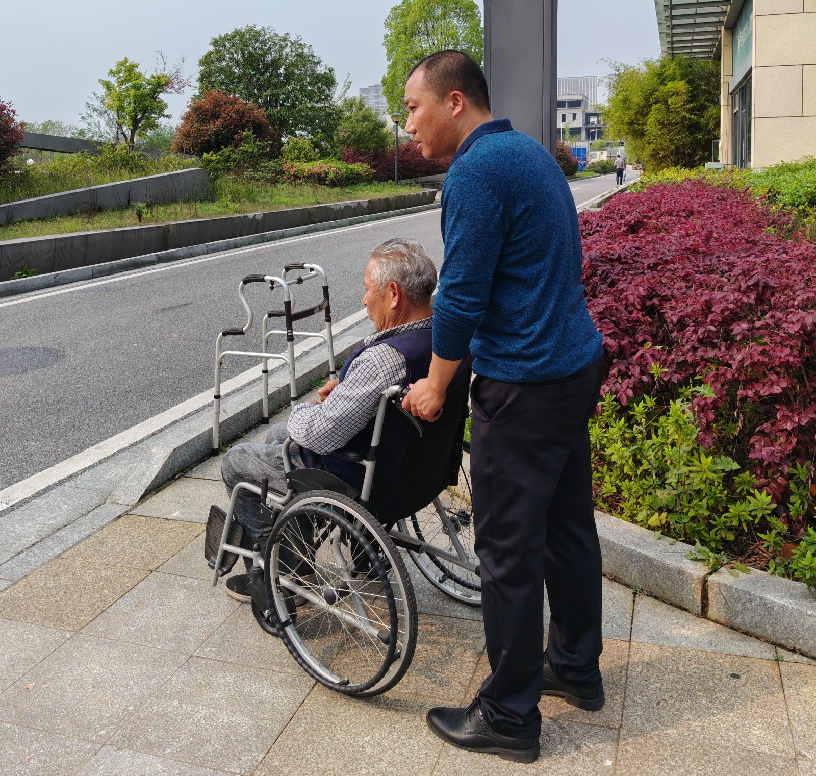 轮椅服务暖民心 石鼓政务显担当