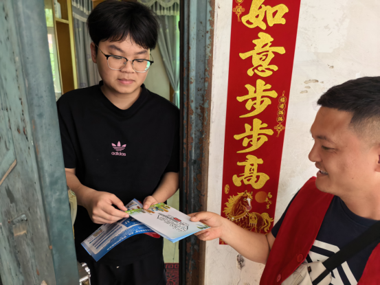 五一街道来雁塔社区开展安全生产+禁毒入户宣传行动
