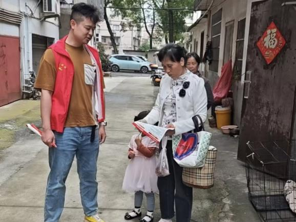 倡导积极婚育观  普及科学托育理念——合江街道江雁社区计生协“5・29”暖心服务进万家