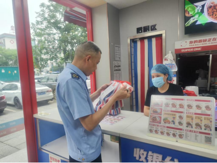 石鼓区发放万份食安封签 筑牢外卖食品安全“最后一公里”防线