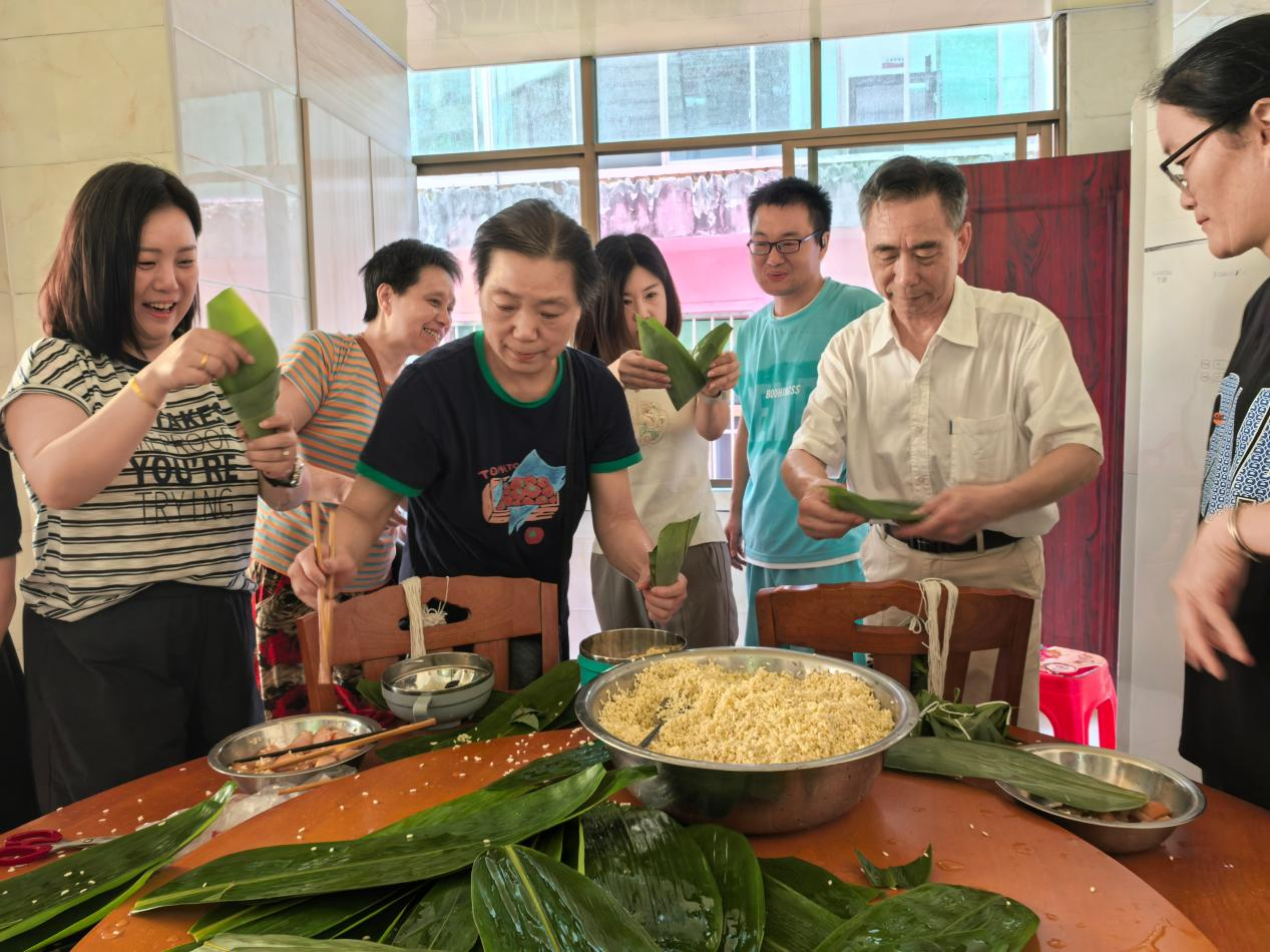 粽香聚民心 党群一家亲 ——潇湘街道桑园社区开展端午包粽子主题活动