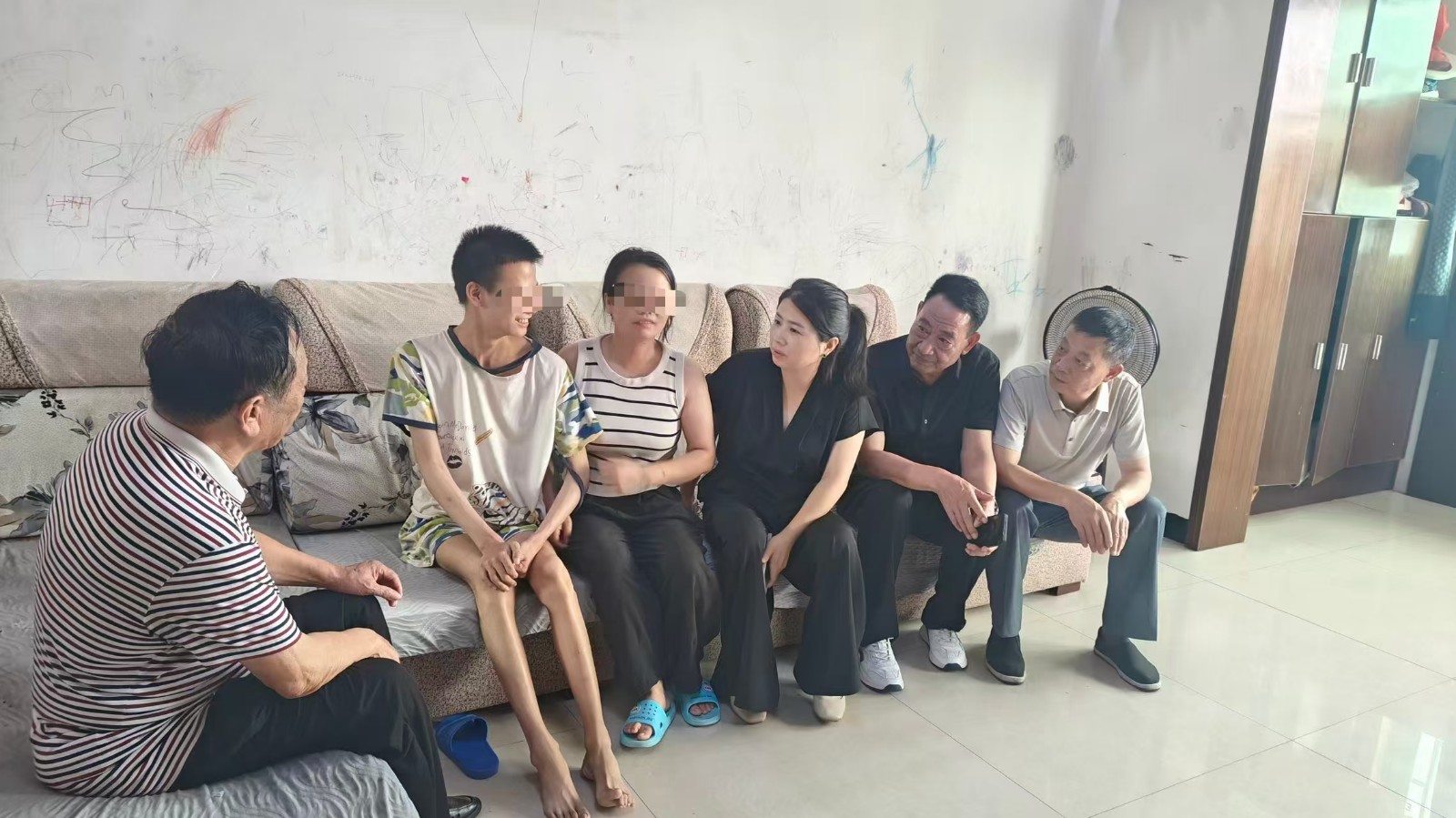 银发暖童心 关爱伴成长——金源街道关工委组织“五老”走访慰问辖区留守儿童