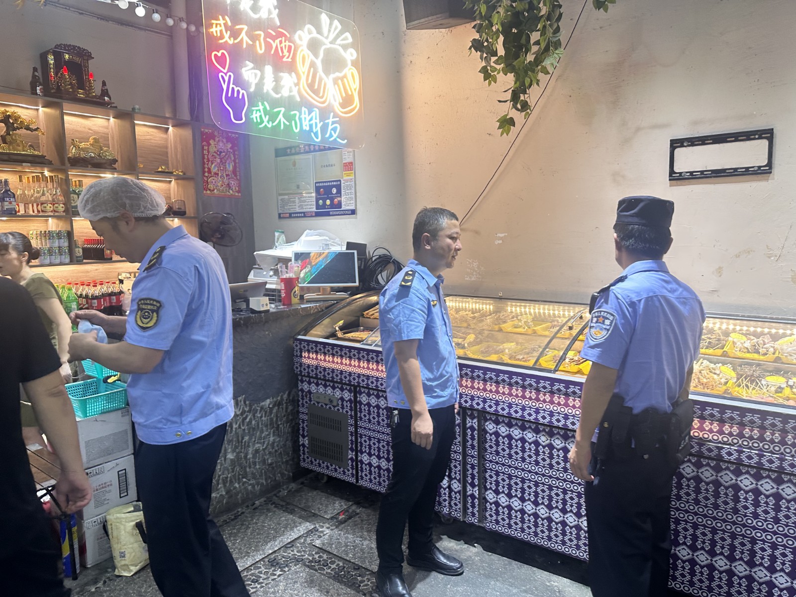 夜间亮剑护食安！石鼓区警监联动严查网络餐饮筑牢舌尖防线