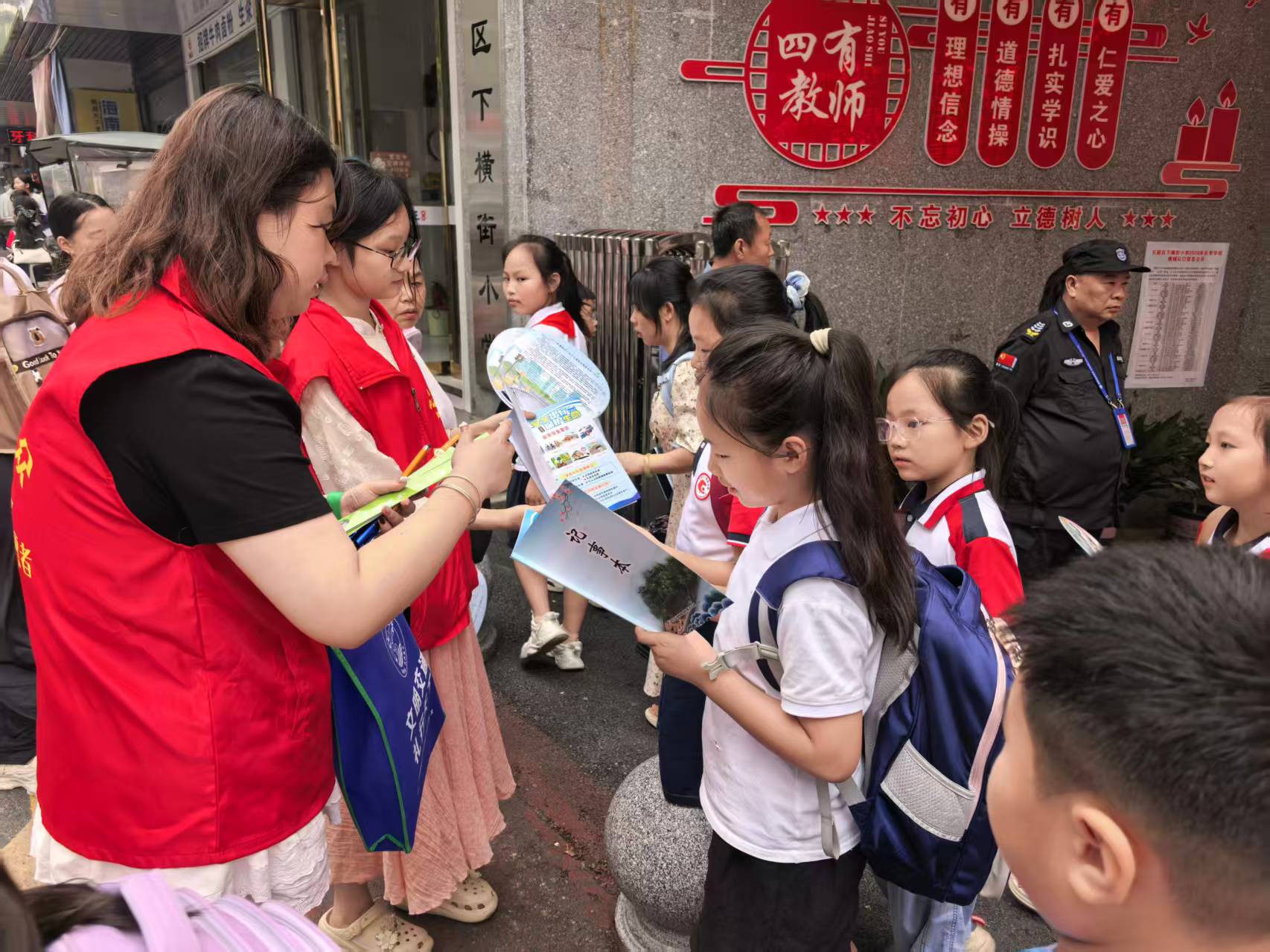 青山街道船山路社区：开展交通安全宣传进校园活动，贴心“小物件”筑牢未成年人安全“大防线”