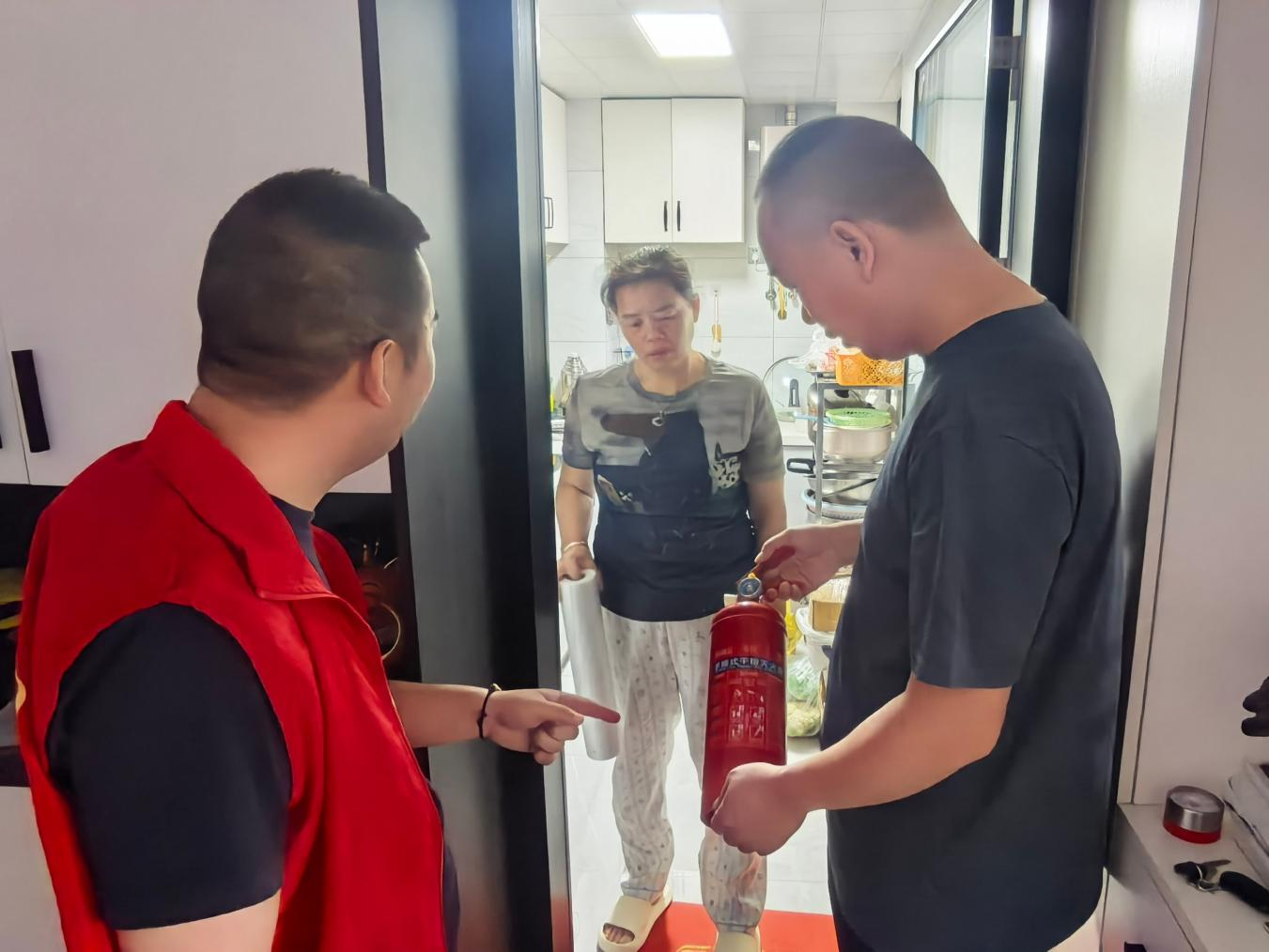 “爱心捐款+以奖代补”，衡阳市石鼓区合江街道推动家用灭火器普及到户